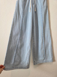 Light Wash Wide Leg Easy Jeans (XS)