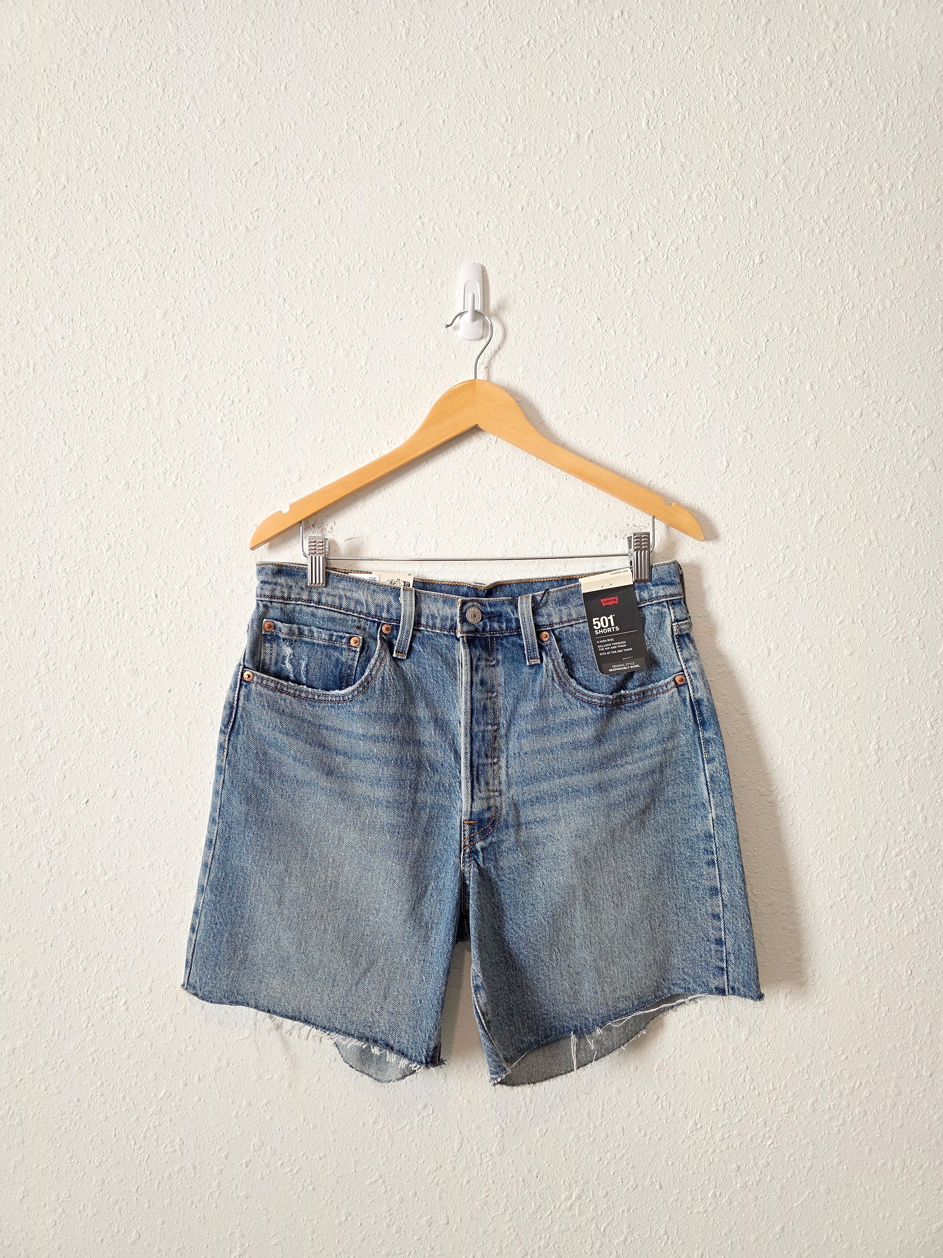 NEW Levi's Mid Length Denim Shorts (31)