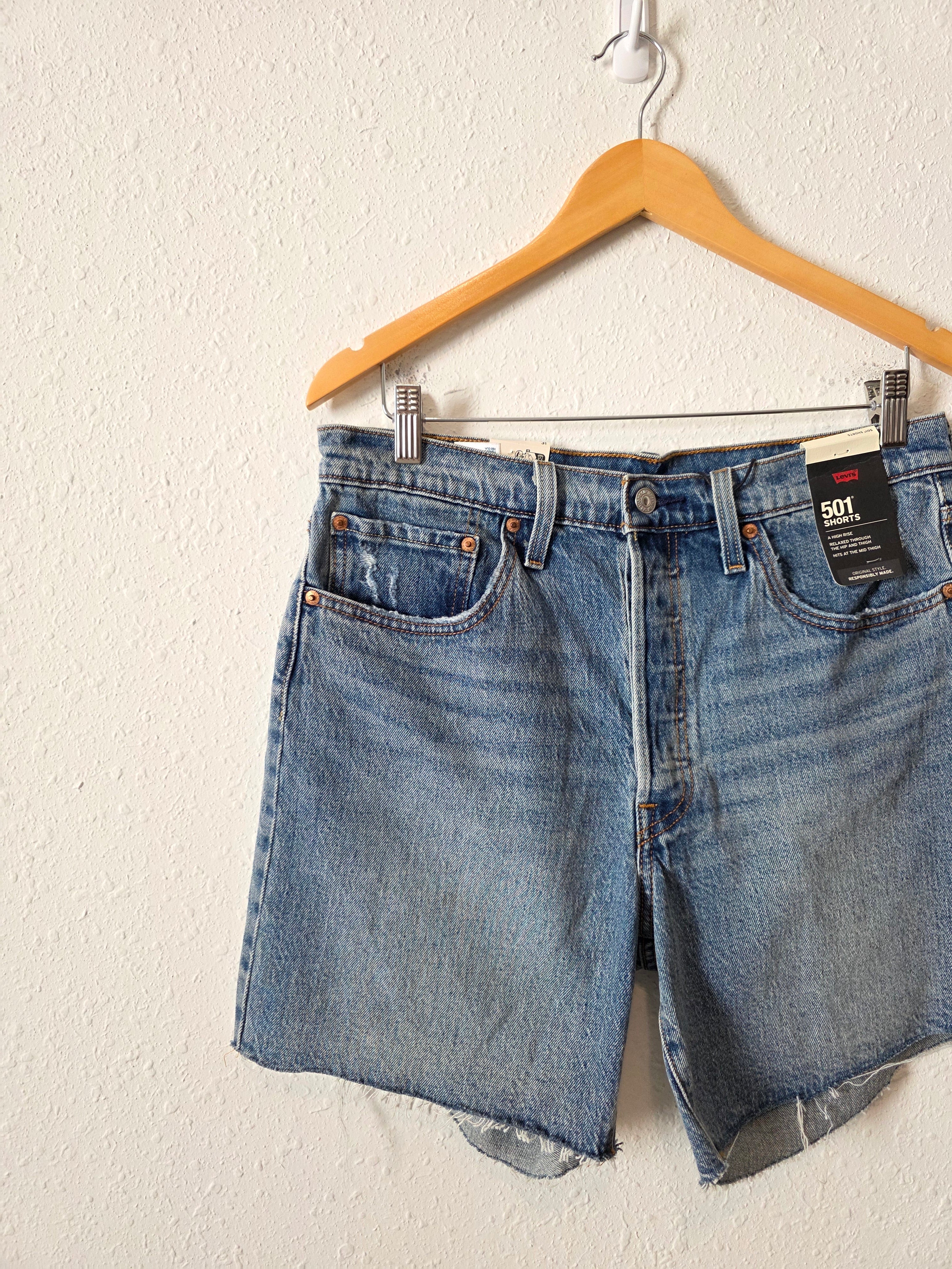 NEW Levi's Mid Length Denim Shorts (31)