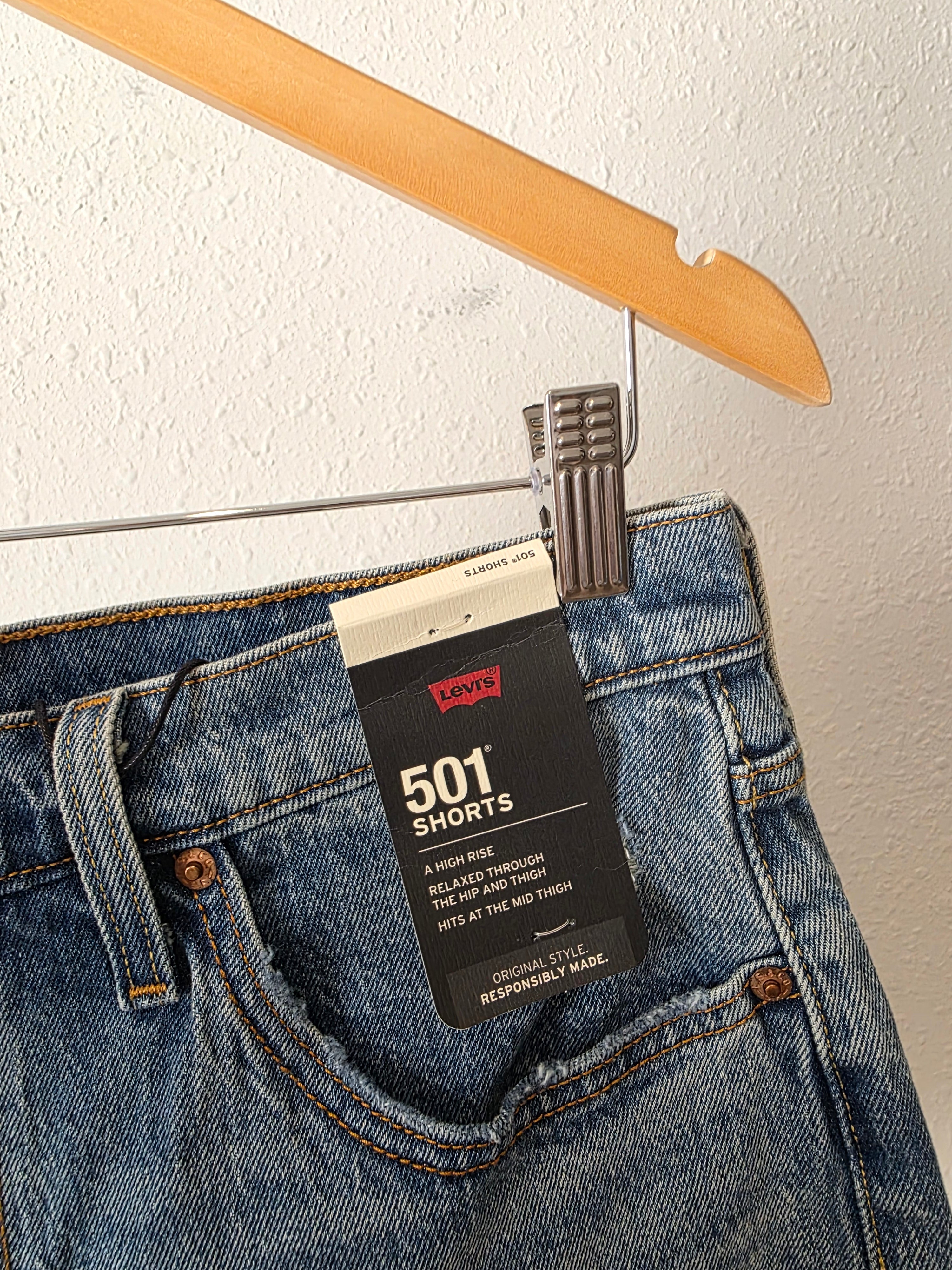 NEW Levi's Mid Length Denim Shorts (31)