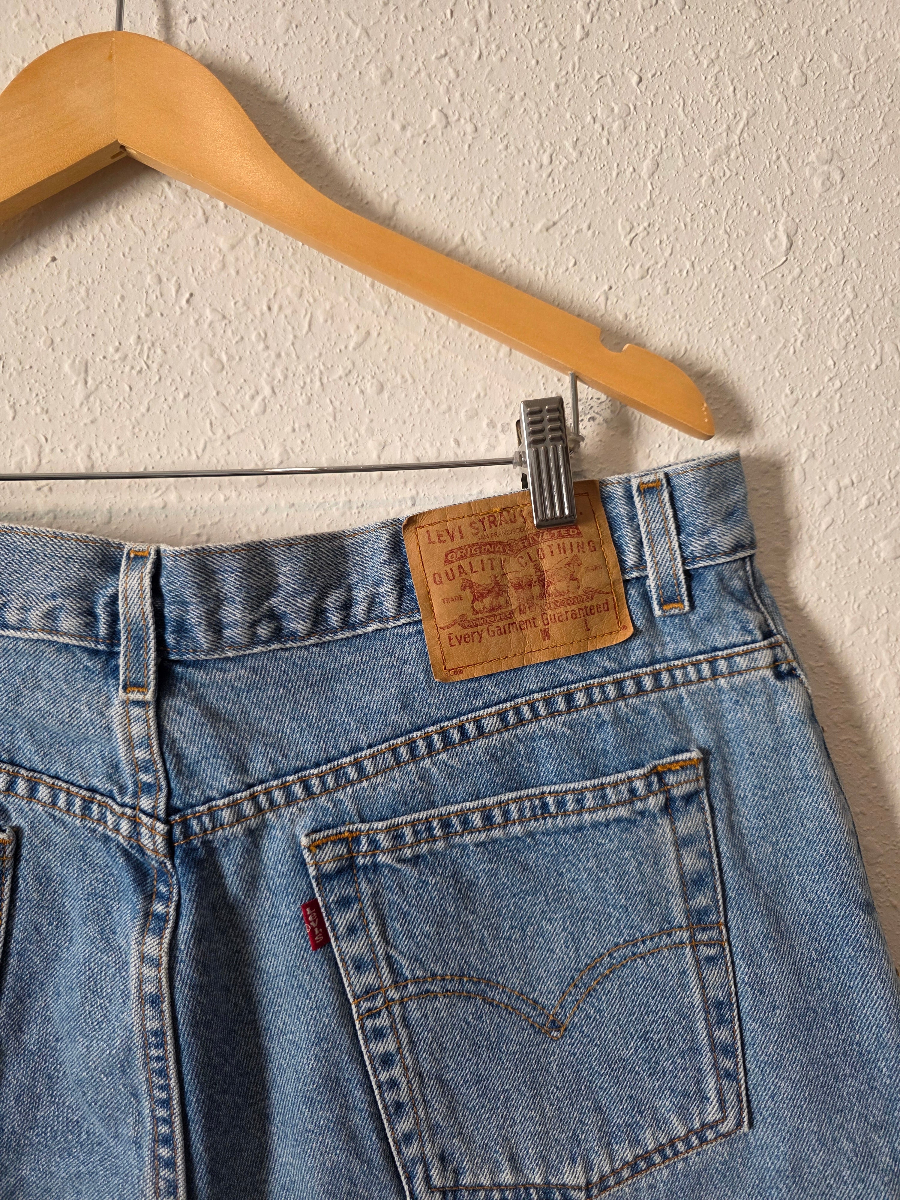 Vintage Levi's Mid Length Denim Shorts (20W)
