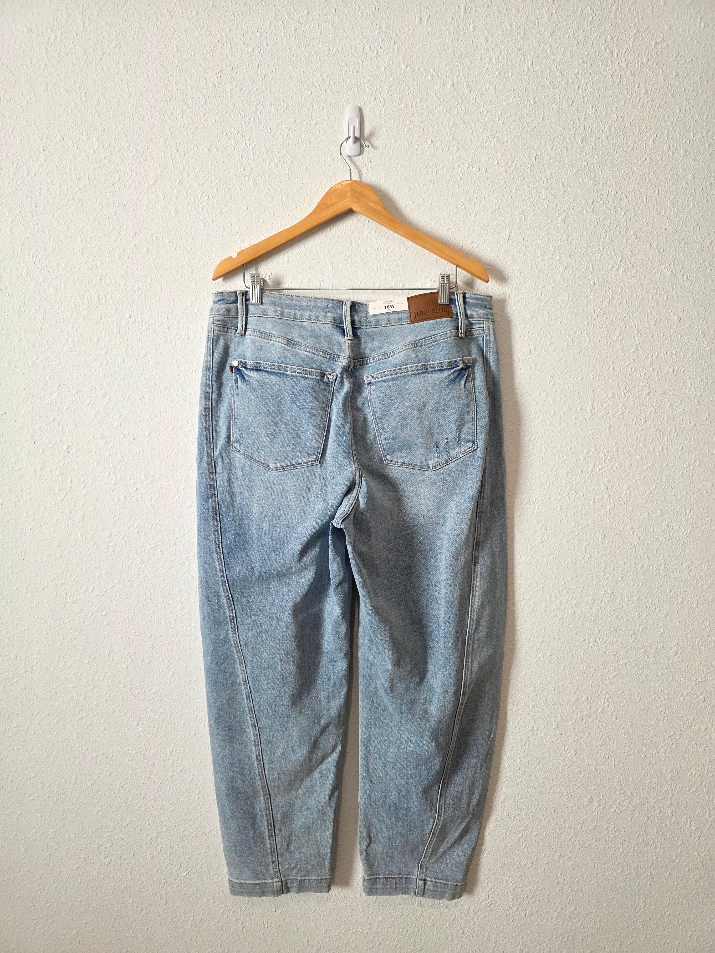 NEW Judy Blue Light Wash Barrel Jeans (16W)