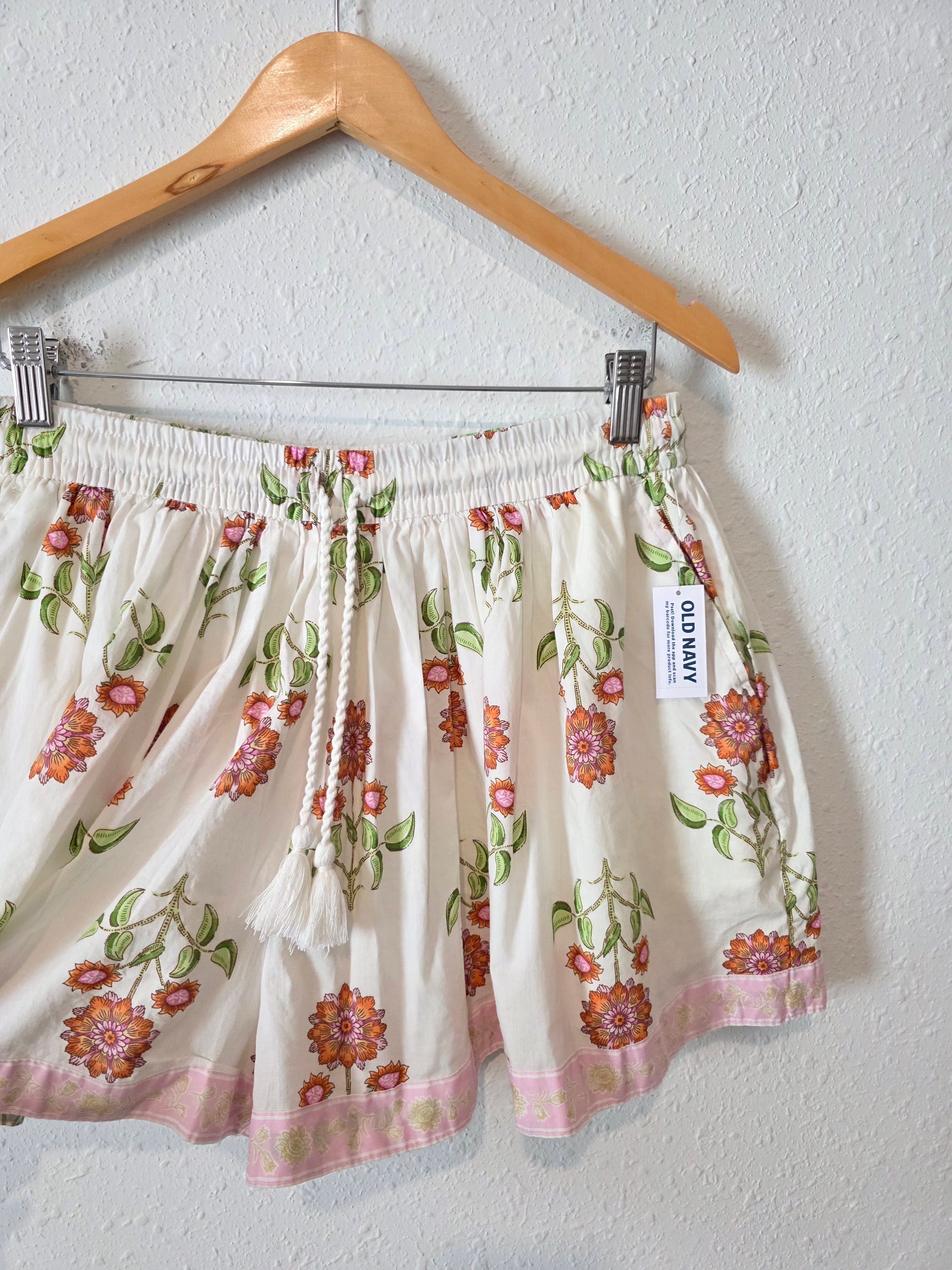 NEW Floral Flowy Shorts (M)