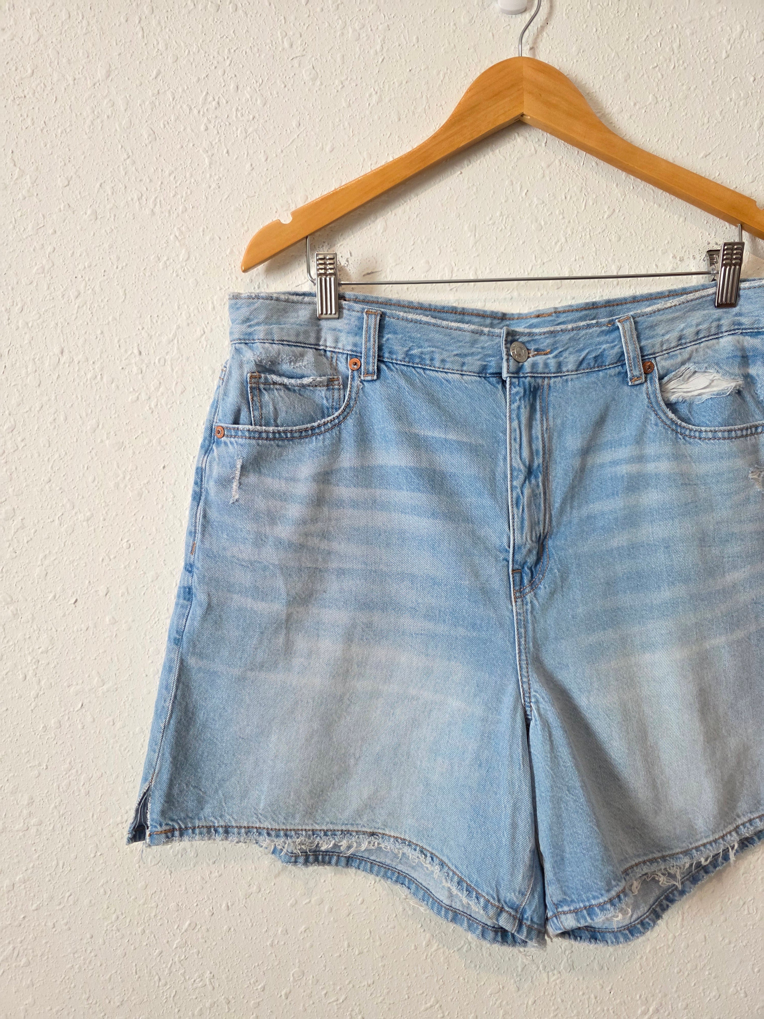 Light Wash Baggy Denim Shorts (16)