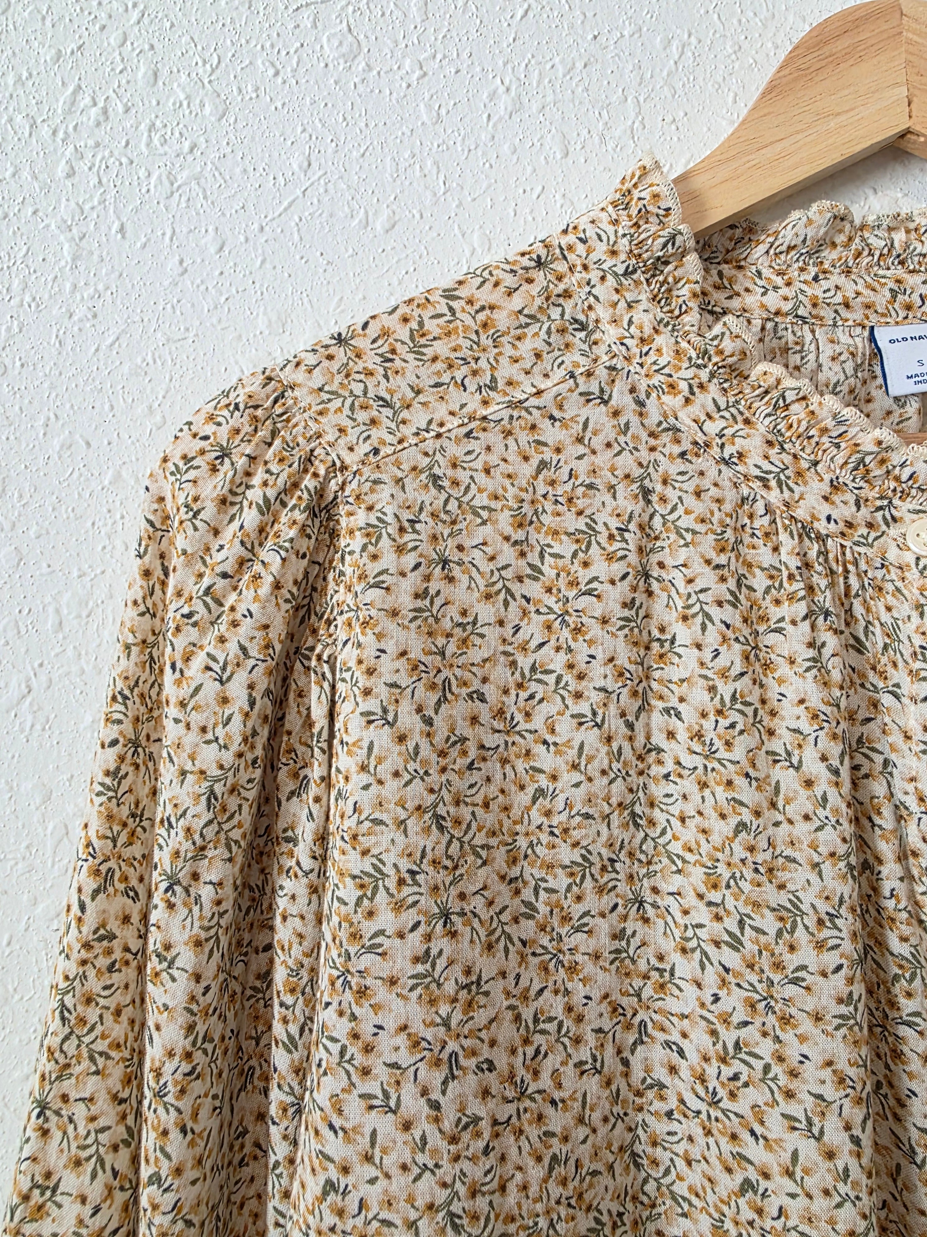Dainty Floral Button Front Top (S)