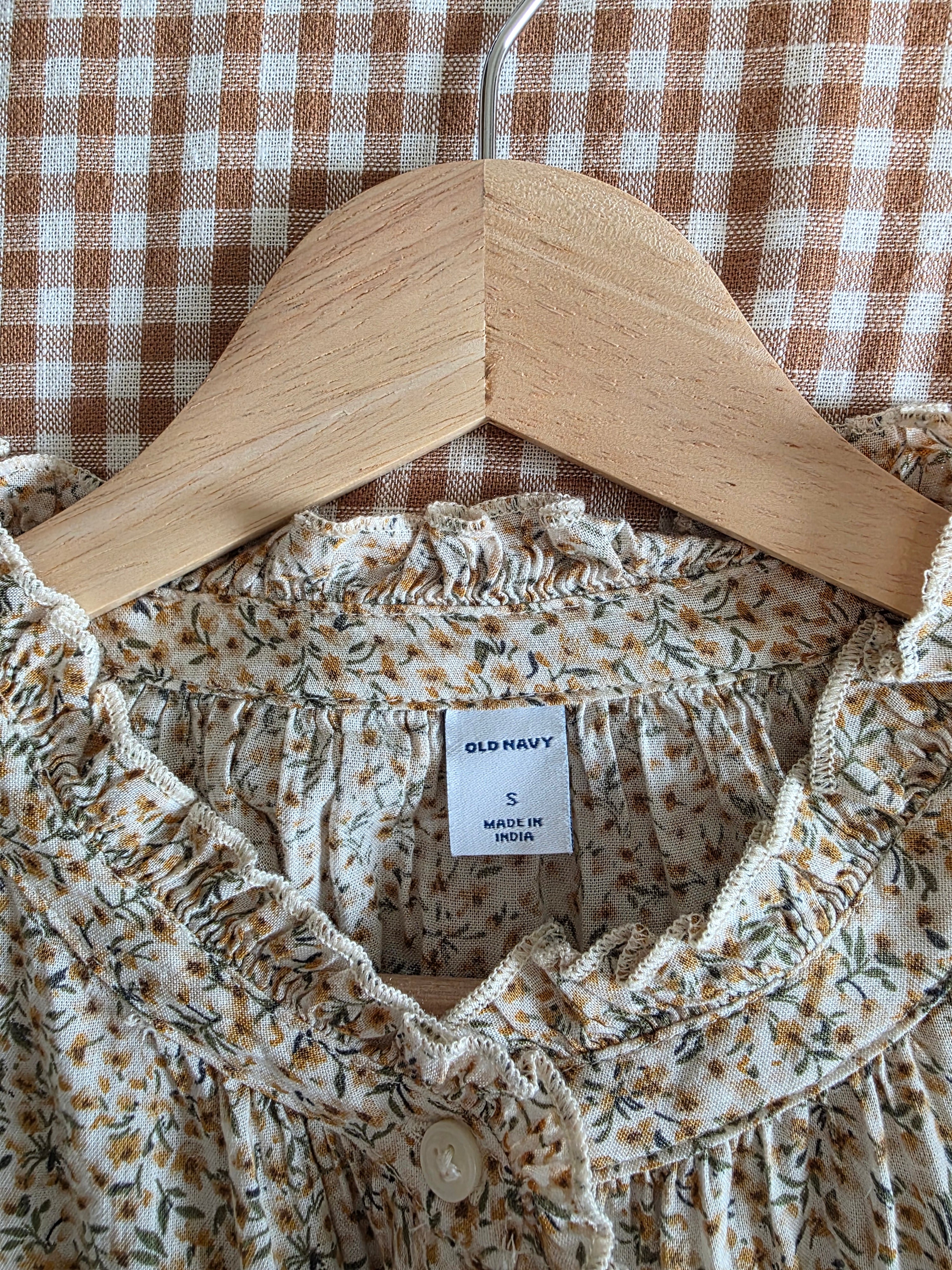 Dainty Floral Button Front Top (S)