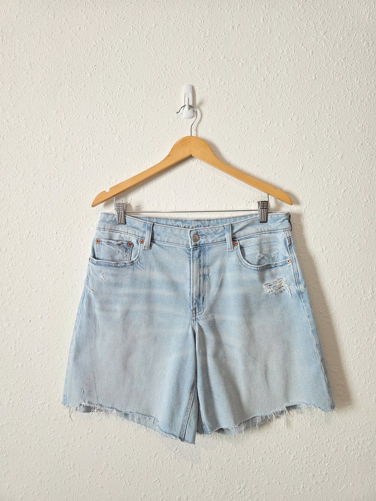 AE Light Wash Relaxed Denim Shorts (8)