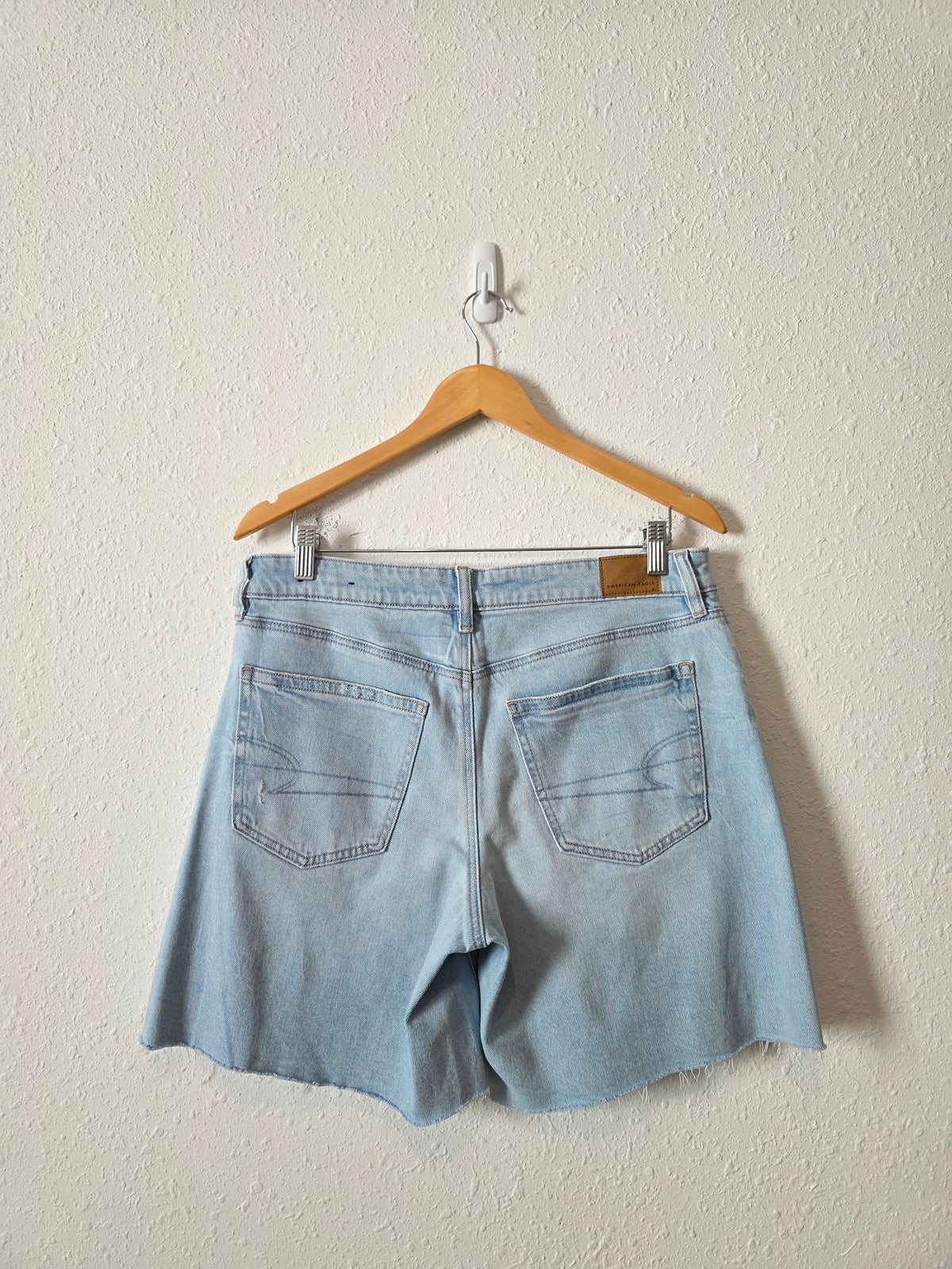 AE Light Wash Relaxed Denim Shorts (8)