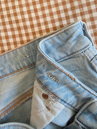 AE Light Wash Relaxed Denim Shorts (8)
