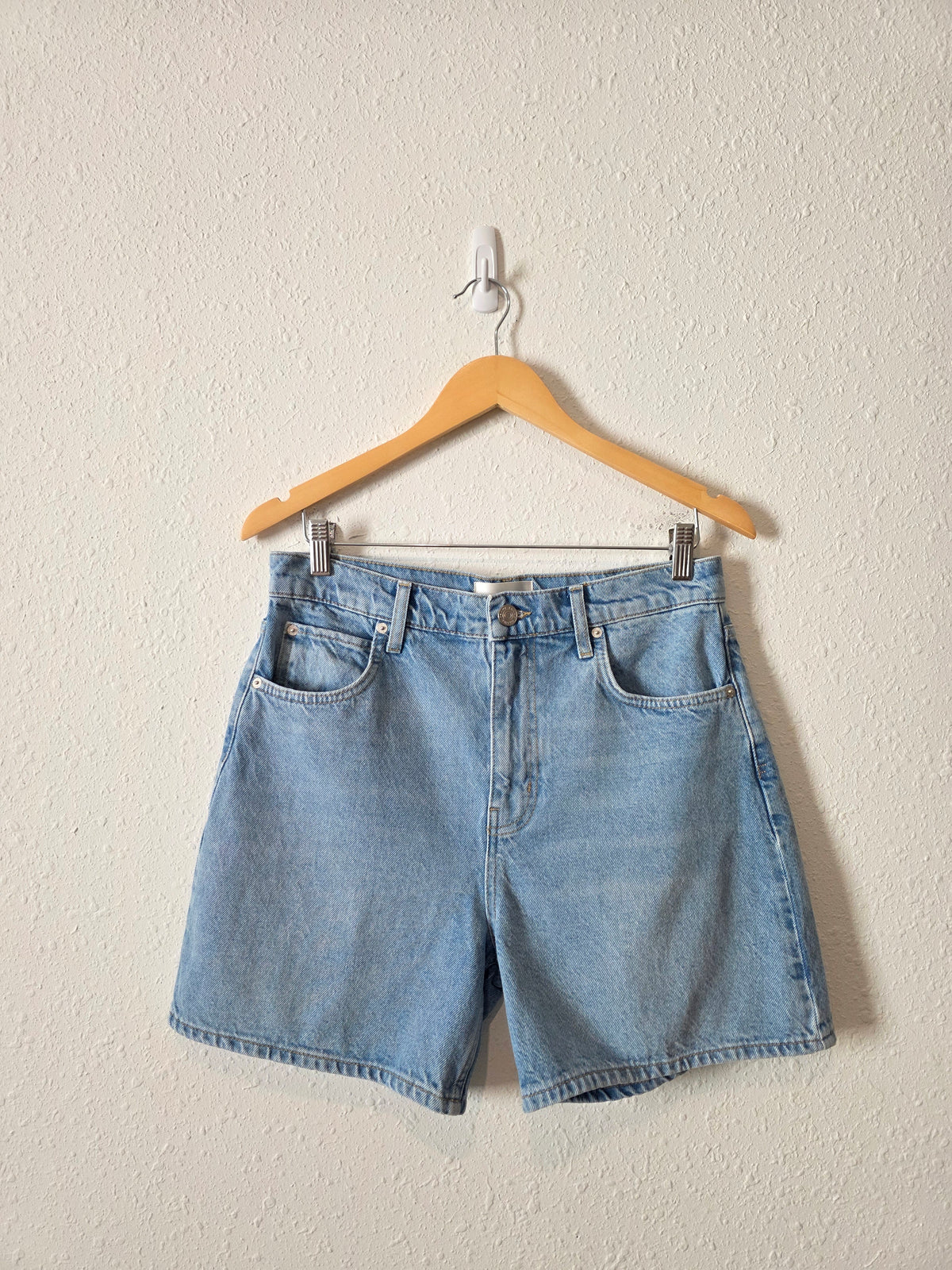 Frame Light Wash Denim Shorts (28)