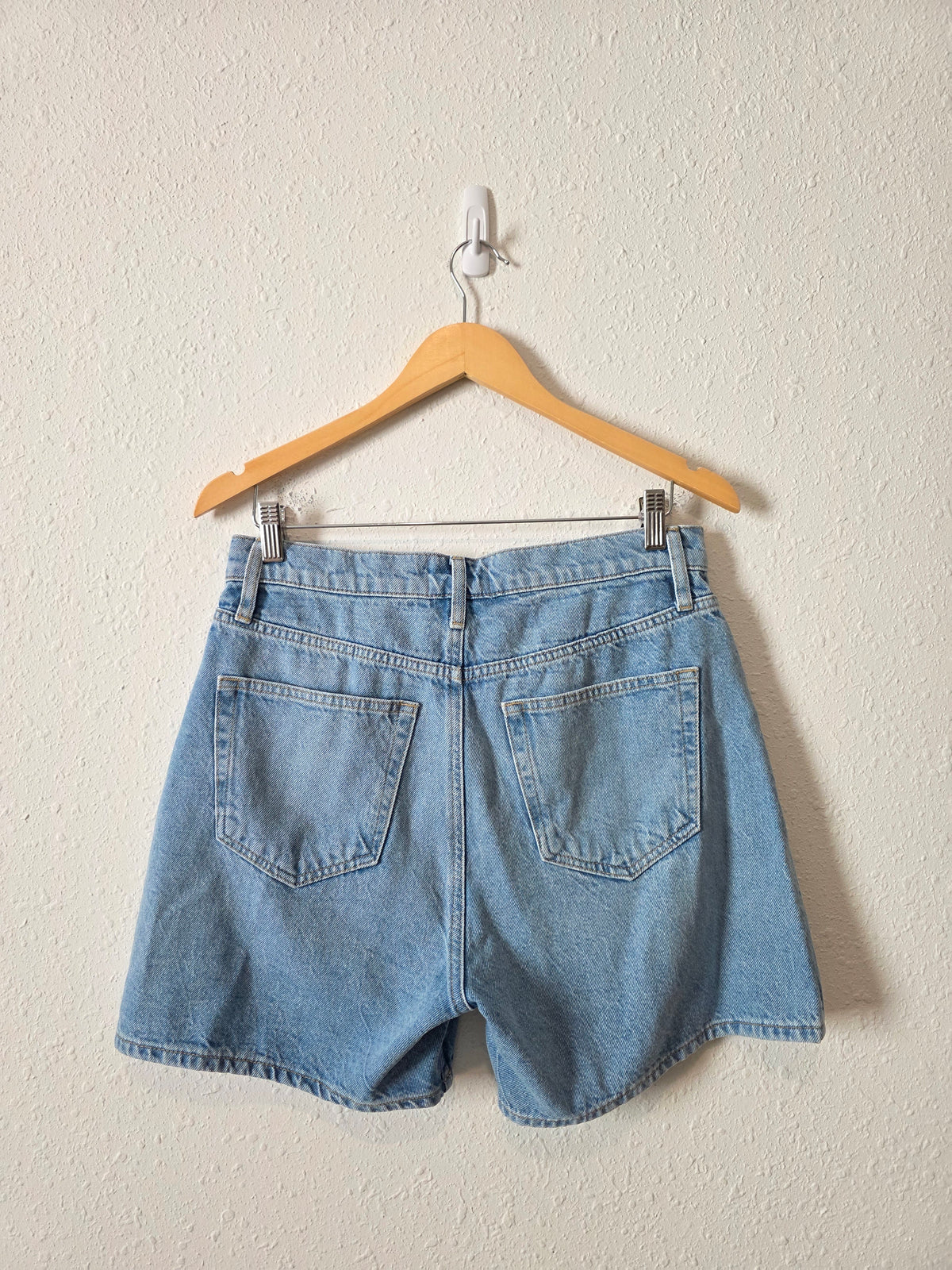 Frame Light Wash Denim Shorts (28)