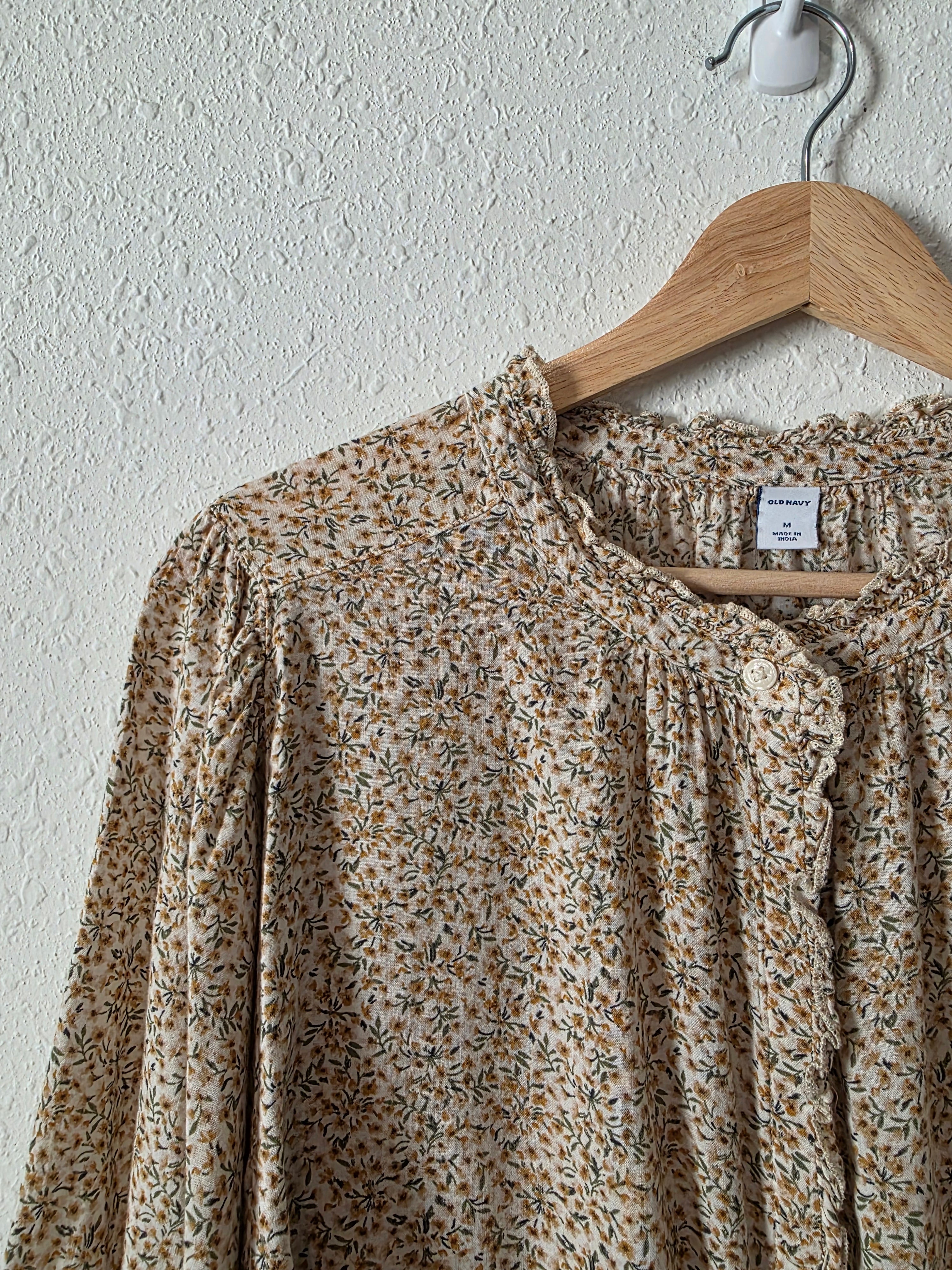 Dainty Floral Button Up Top (M)