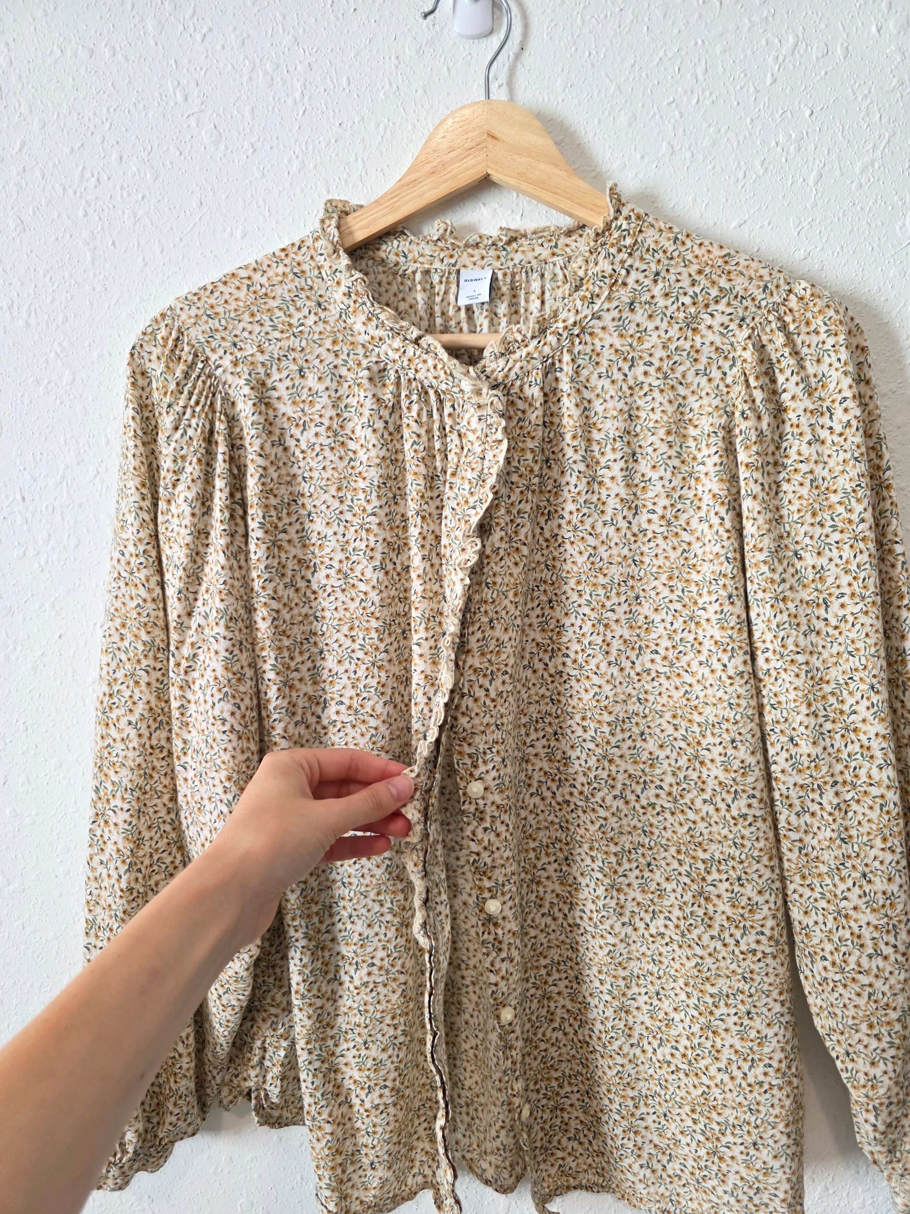 Dainty Floral Button Front Top (S)
