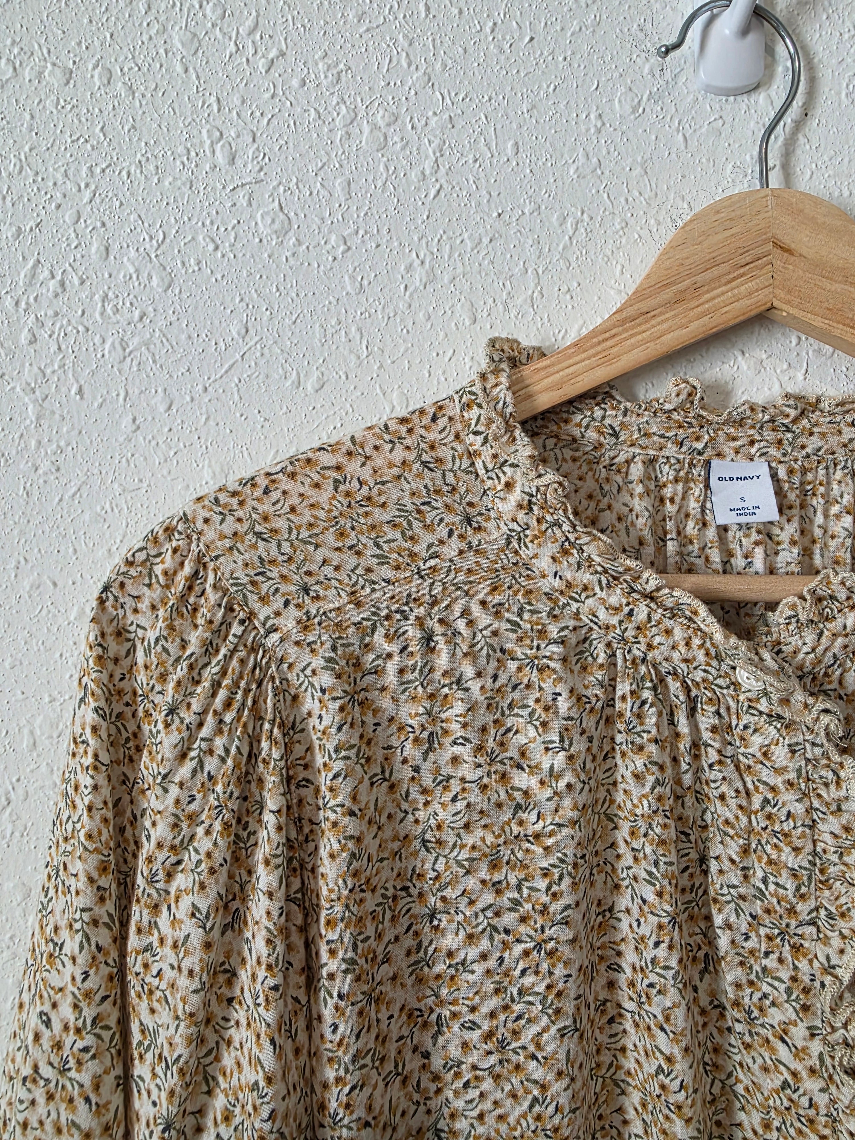 Dainty Floral Button Front Top (S)