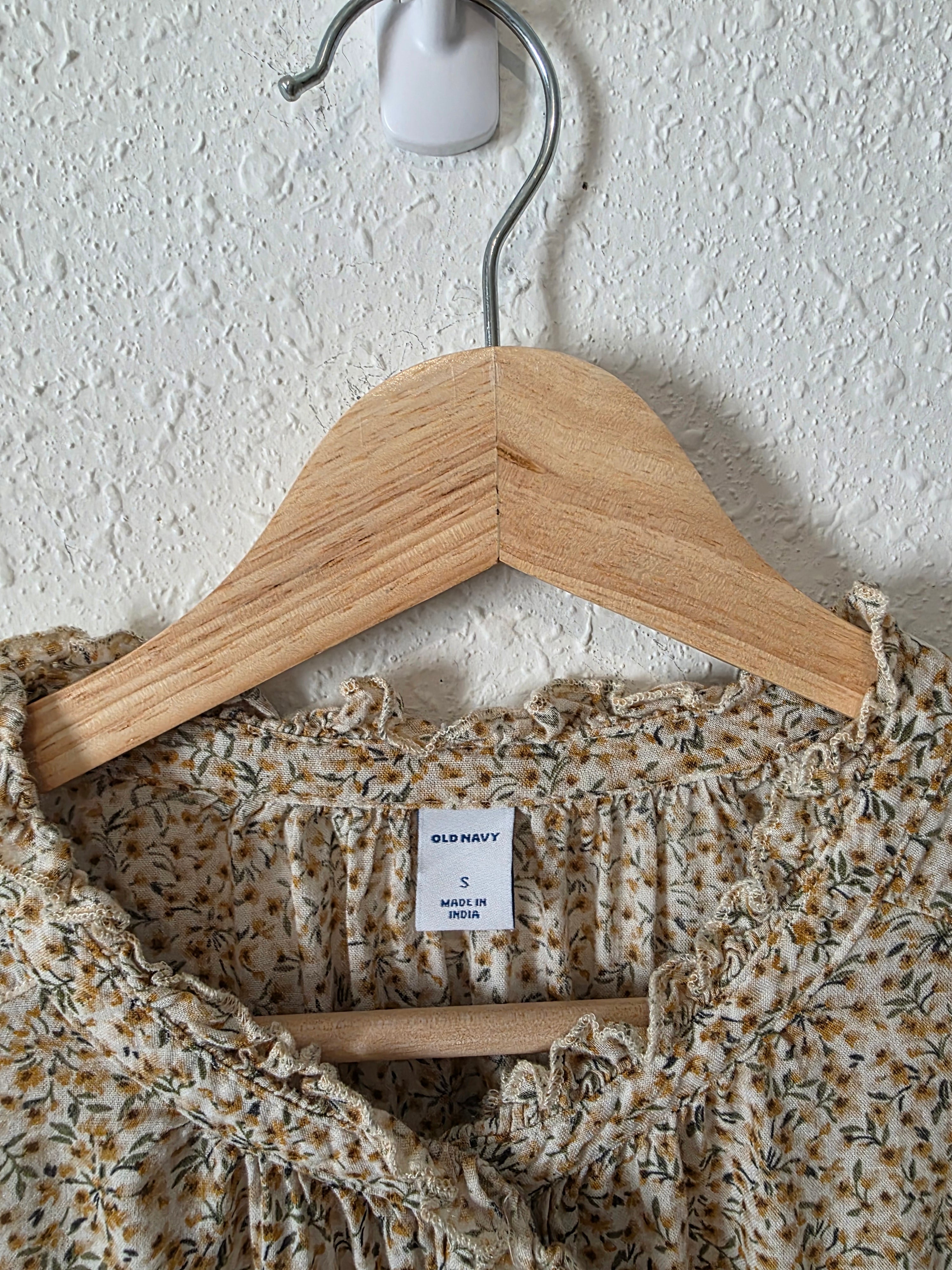 Dainty Floral Button Front Top (S)
