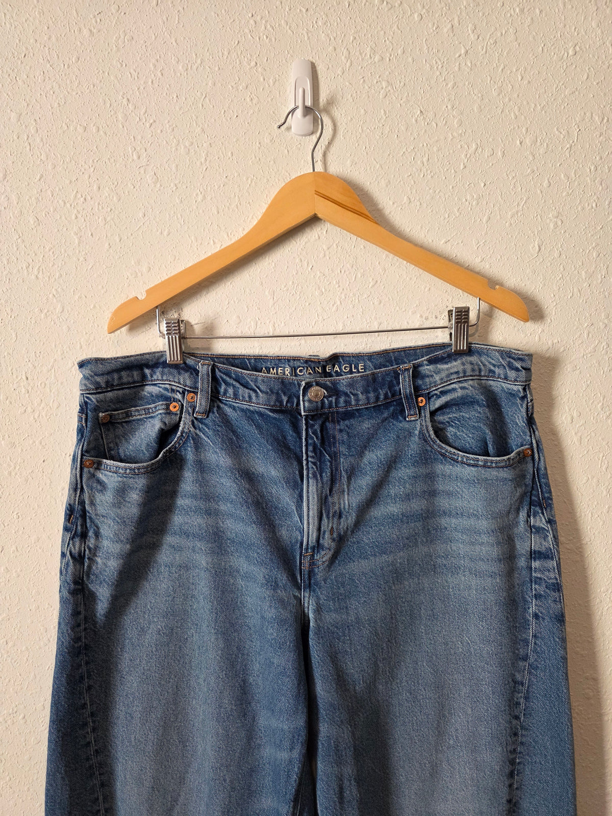 AE Relaxed Barrel Jeans (16)