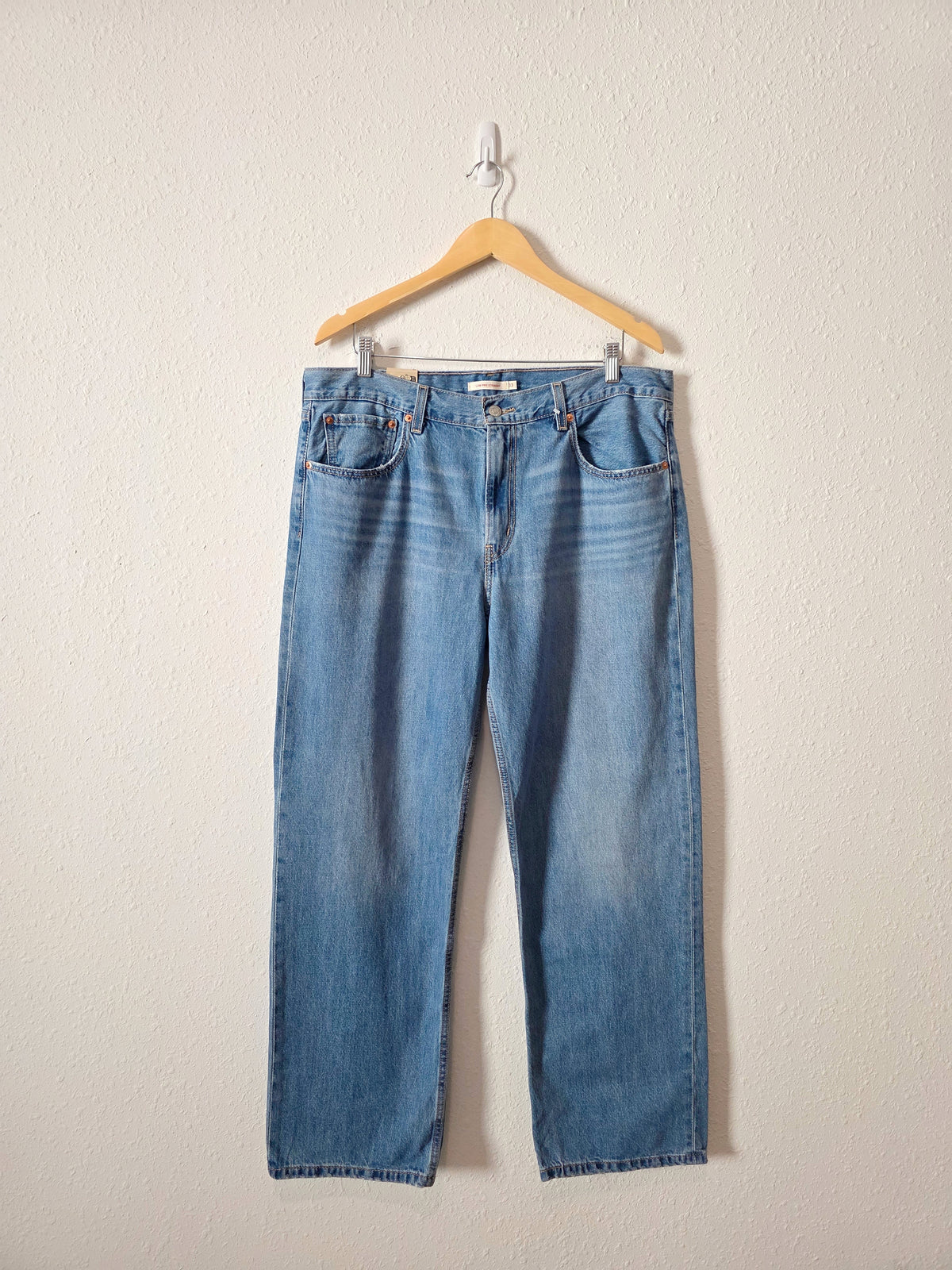 NEW Levi's Low Pro Straight Jeans (33)