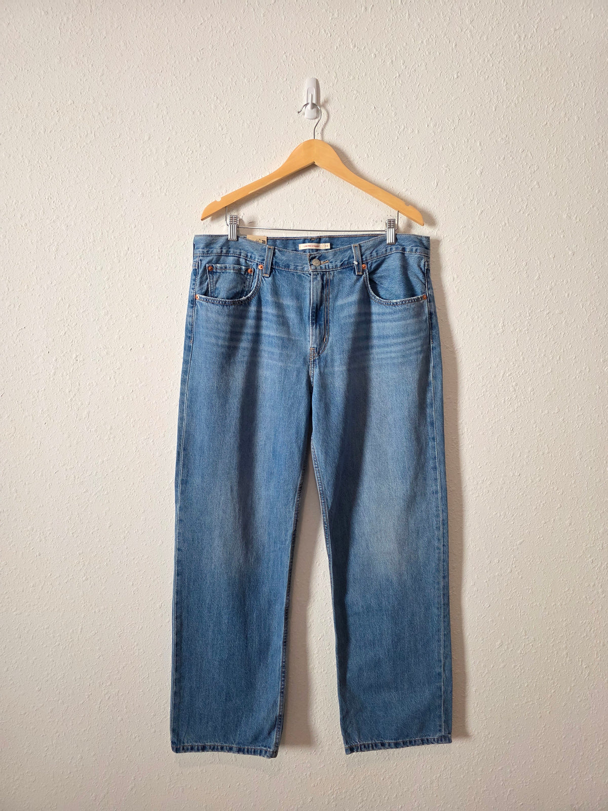 NEW Levi's Low Pro Straight Jeans (33)