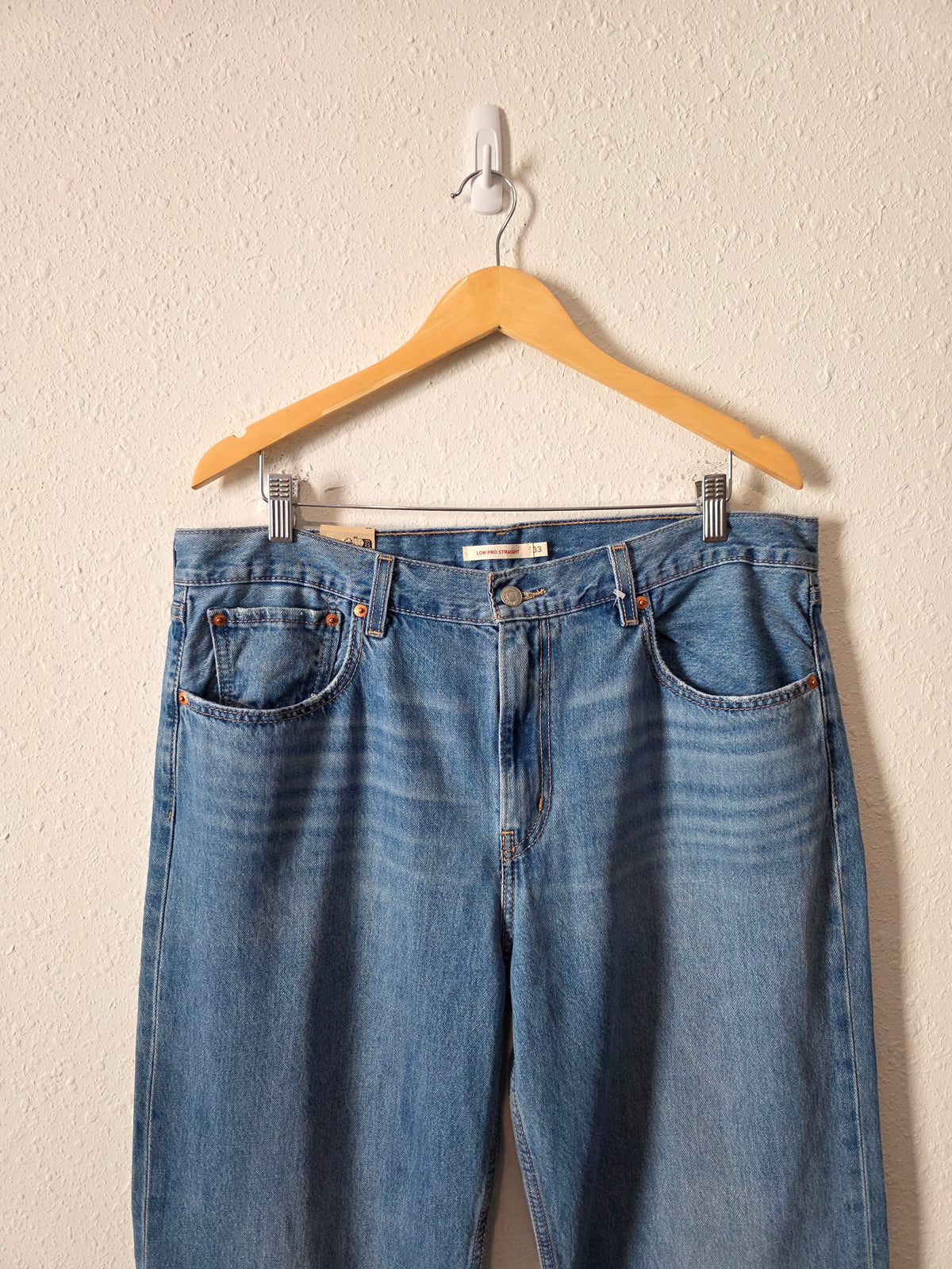 NEW Levi's Low Pro Straight Jeans (33)