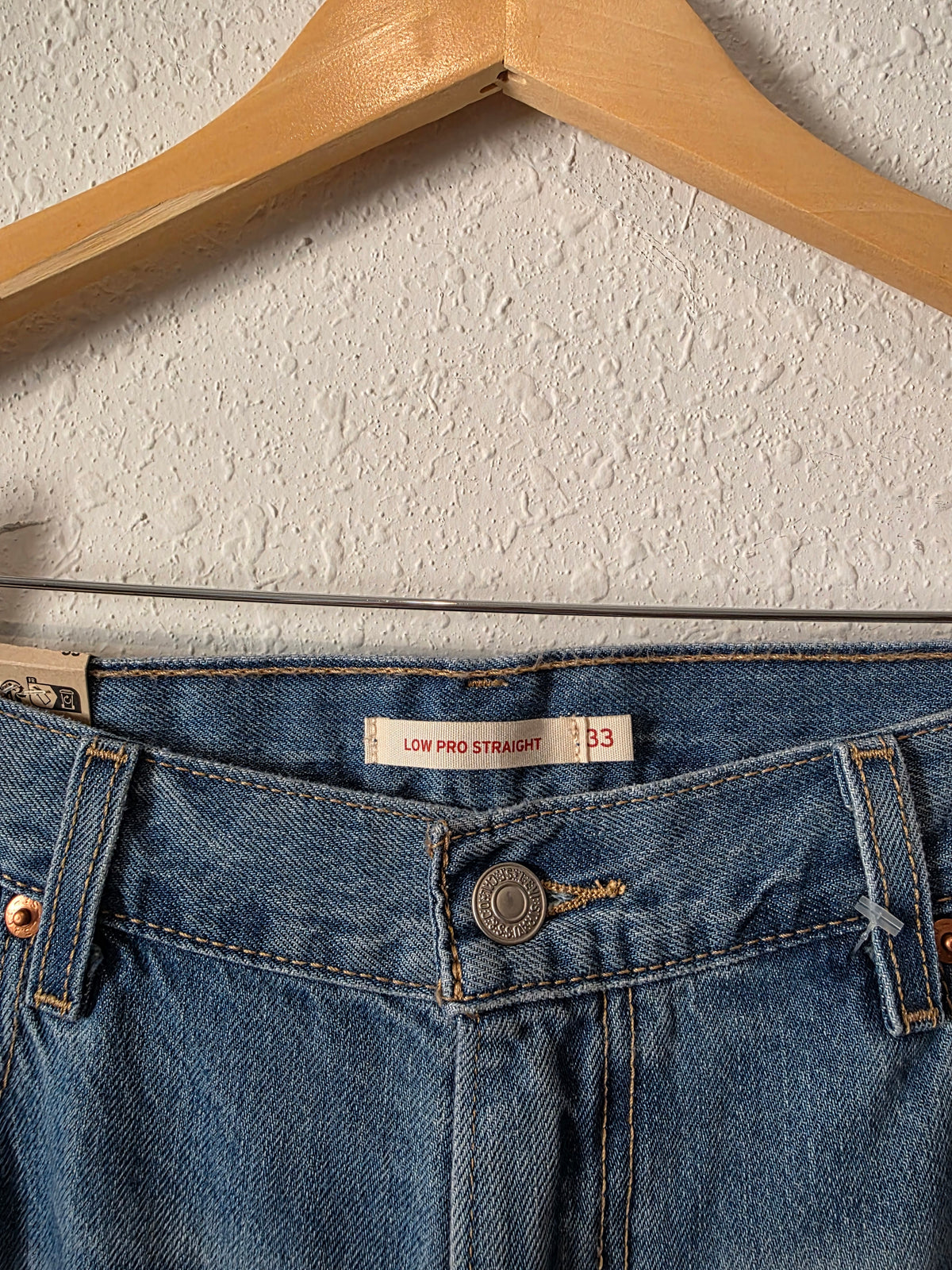 NEW Levi's Low Pro Straight Jeans (33)