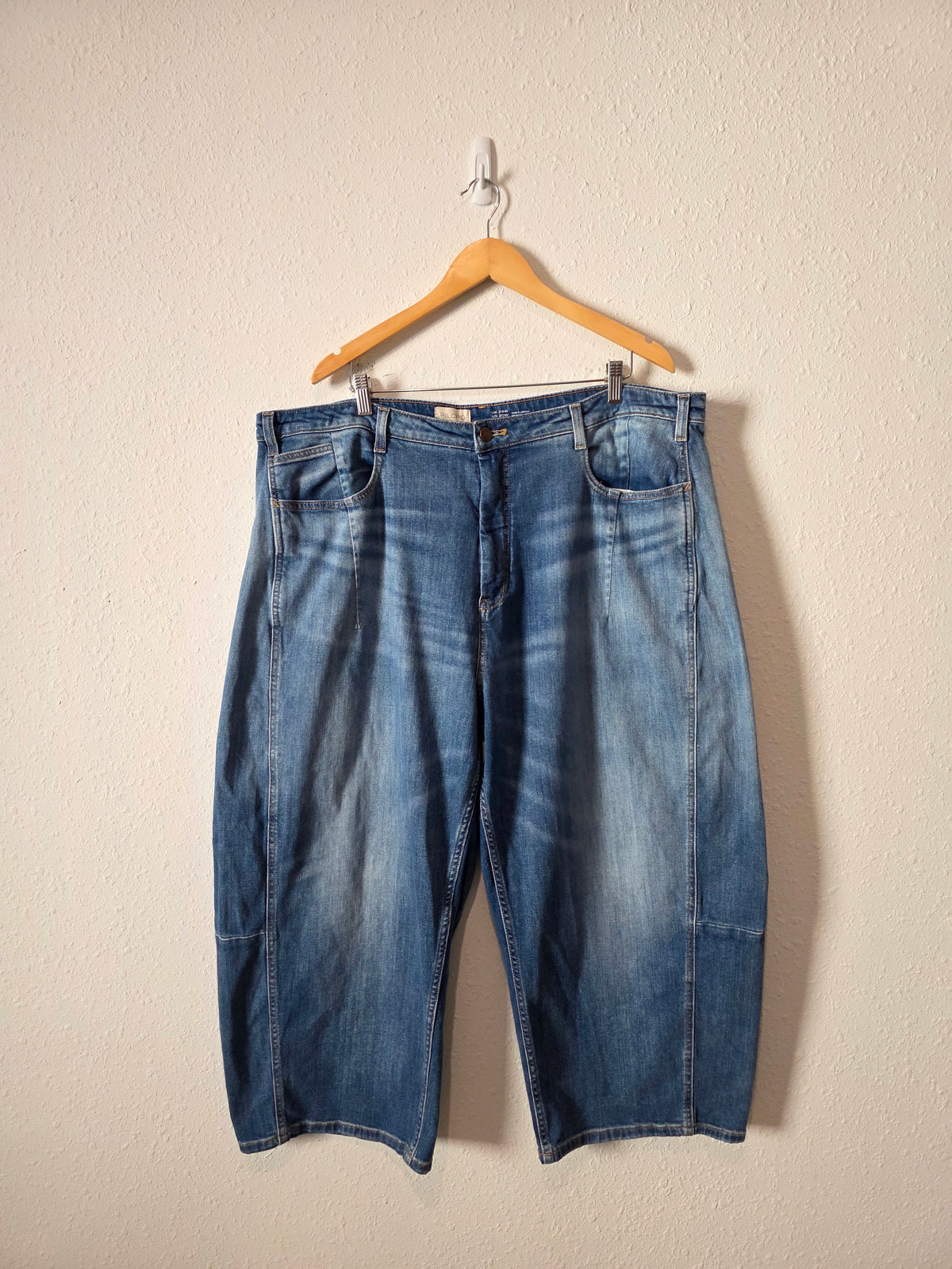 Pilcro Relaxed Barrel Jeans (20W)