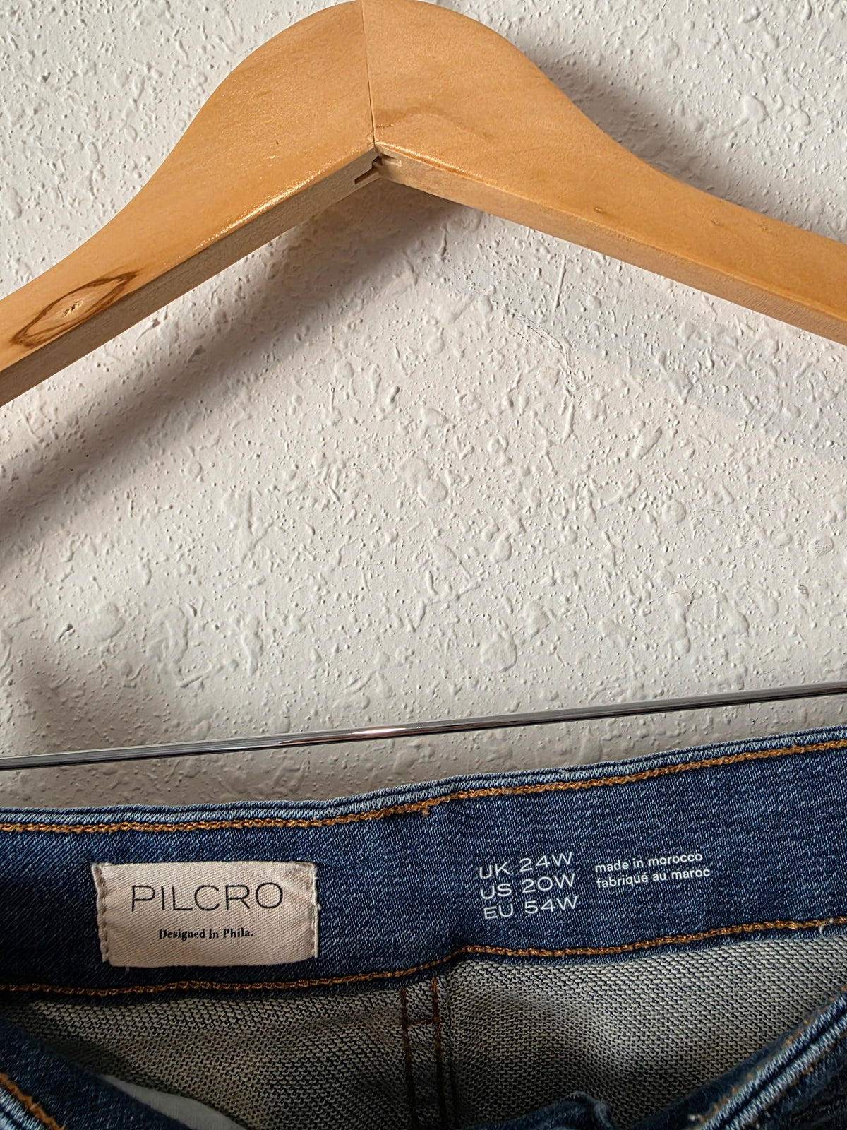 Pilcro Relaxed Barrel Jeans (20W)