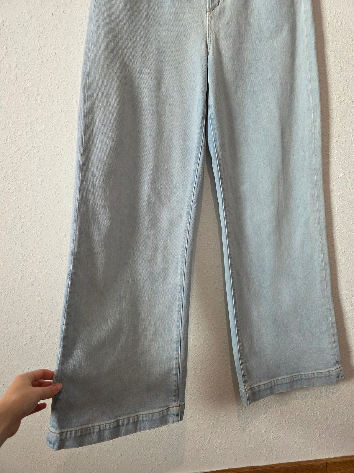 Joe's Light Wash Wide Leg Jeans (32)