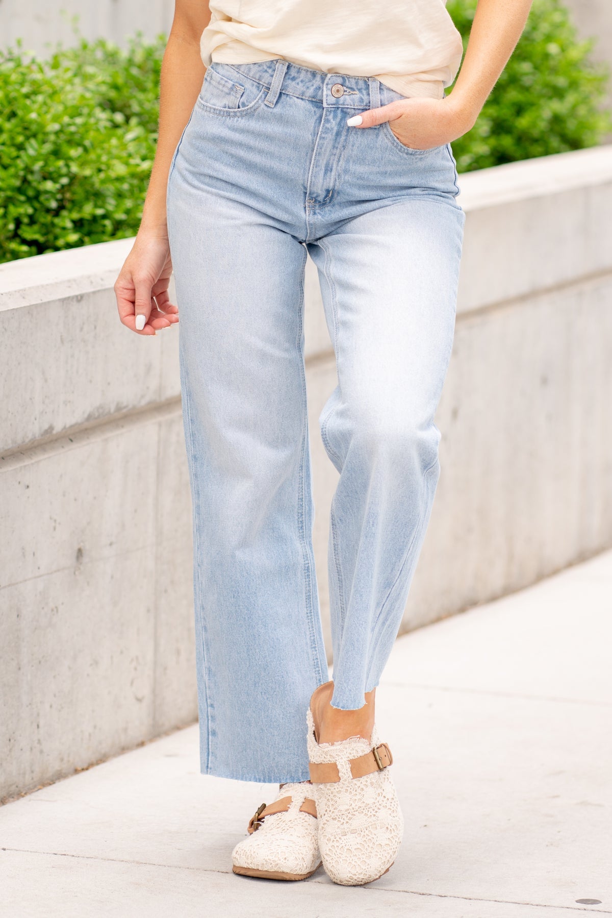 Light Wash Wide Leg Jeans (25)