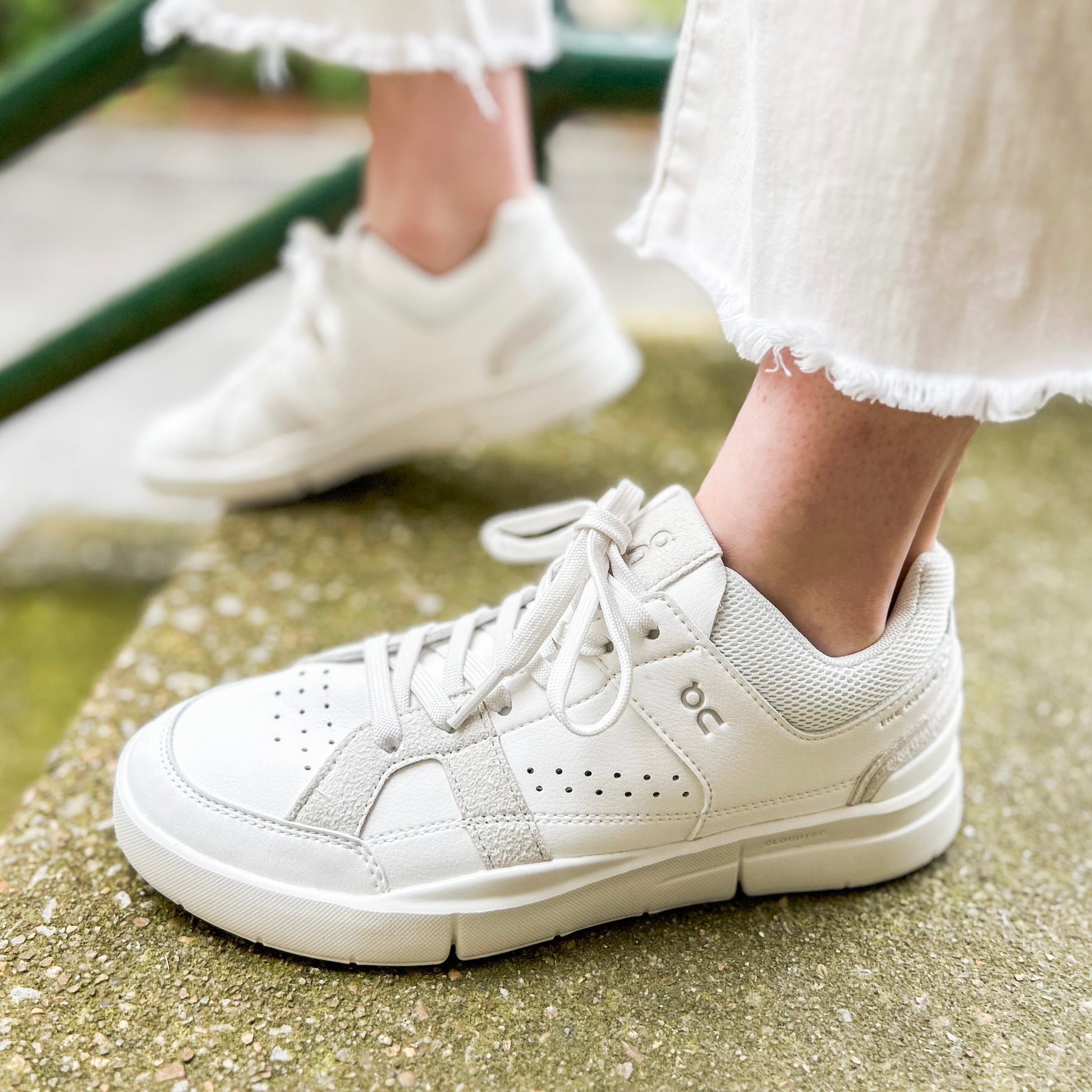 ON Cloud Roger Sneakers (7.5)