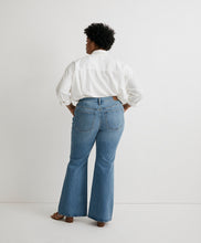 Load image into Gallery viewer, NEW Madewell Perfect Vintage Flare Jeans (32)
