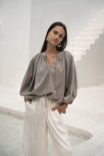Load image into Gallery viewer, Daughter&#39;s Of India Poet Blouse (M)
